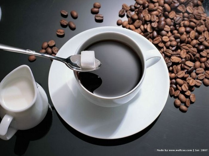 Cà phê rất giàu caffeine. Cung cấp quá nhiều caffeine cho cơ thể có thể dẫn đến kích thích hệ thần kinh trung ương. Theo nghiên cứu, mỗi 300 gram cà phê có chứa từ 50 đến 80 mg caffeine. Nếu người hấp thụ nhiều hơn một gram cho phép của caffeine tại một thời điểm quy định thì hệ thống thần kinh trung ương có thể bị thương nặng và có thể gây ra các triệu chứng như mất ngủ và ù tai. Các bào thai rất nhạy cảm với caffeine. Caffeine có thể đi vào nhau thai và ảnh hưởng đến sức khỏe của thai nhi. Để bảo vệ bào thai, phụ nữ mang thai nên tránh uống cà phê.